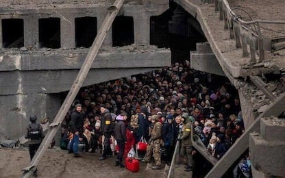 Guerra Ucraina, civili sotto un ponte distrutto per fuggire da Irpin