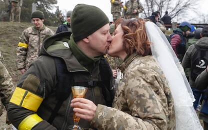 Ucraina, due soldati della difesa territoriale si sposano al fronte