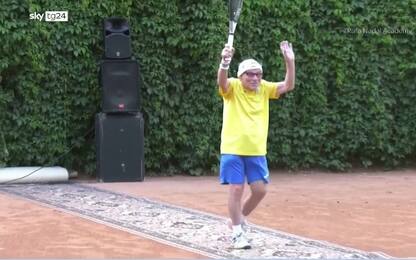 Ucraina, la storia del tennista 97enne che resta a Kharkiv. VIDEO
