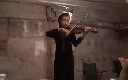 Ucraina, violinista suona per gli sfollati in rifugio antiaereo. VIDEO