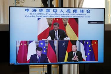 epa09809366 French President Emmanuel Macron, German Chancellor Olaf Scholz and Chinese President Xi Jinping are seen on screen during a video-conference to discuss the Ukraine crisis, at the Elysee Palace in Paris, France, 08 March 2022. Russian troops entered Ukraine on 24 February prompting the country's president to declare martial law and triggering a series of announcements by Western countries to impose severe economic sanctions on Russia.  EPA/BENOIT TESSIER / POOL  MAXPPP OUT