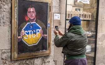 BARCELONA, CATALONIA, SPAIN - 2022/03/07: A person is seen taking a photo of the collage depicting Ukraine's president Zelensky calling for an end to the Russian invasion is seen in Plaza de Sant Jaume.
The Italian artist TvBoy residing in Barcelona places a collage representation of the Ukrainian president VolodÃ­mir Zelensky asking for the end of the Russian occupation in one of the accesses to the Plaza Sant Jaume. (Photo by Paco Freire/SOPA Images/LightRocket via Getty Images)