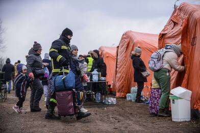Guerra in Ucraina, centinaia di volontari al confine polacco di Medyka
