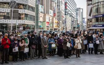 Persone durante la commemorazione della catastrofe di Fukushima