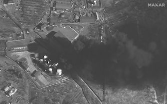 epa09816359 A handout satellite image made available by Maxar Technologies shows fires at the fuel storage area of ​​Antonov airport in Hostomel, Ukraine, 10 March 2022. EPA / MAXAR TECHNOLOGIES HANDOUT - MANDATORY CREDIT: SATELLITE IMAGE 2022 MAXAR TECHNOLOGIES - THE WATERMARK MAY NOT BE REMOVED / CROPPED - HANDOUT EDITORIAL USE ONLY / NO SALES
