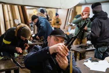 KYIV, UKRAINE - 2022/03/04: Volunteers seen undergoing basic weapon training as they join the Kyiv defence battalion to defend their capital city from the Russians. (Photo by Mykhaylo Palinchak/SOPA Images/LightRocket via Getty Images)