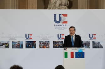 Il Premier Mario Draghi in conferenza stampa da Versailles, 11 marzo 2022. "C'è una grande disponibilità da parte di tanti, una grande determinazione da parte di altri e una notevole cautela da parte di altri ancora" sull'adesione di Kiev all'Ue. "Le regole per entrare sono molto precise e prevedono un lungo periodo di riforme strutturali. Io sono il primo a pensare che un messaggio di incoraggiamento sarebbe d'aiuto ma occorre rispettare anche cosa dicono gli altri", ha detto Draghi.   ANSA / Filippo Attili - Palazzo Chigi   +++ ANSA PROVIDES ACCESS TO THIS HANDOUT PHOTO TO BE USED SOLELY TO ILLUSTRATE NEWS REPORTING OR COMMENTARY ON THE FACTS OR EVENTS DEPICTED IN THIS IMAGE; NO ARCHIVING; NO LICENSING +++