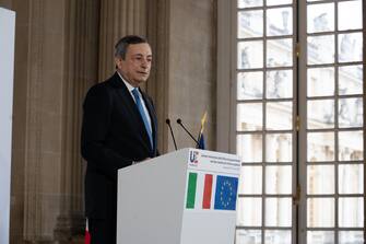 Il Premier Mario Draghi in conferenza stampa da Versailles, 11 marzo 2022. "C'è una grande disponibilità da parte di tanti, una grande determinazione da parte di altri e una notevole cautela da parte di altri ancora" sull'adesione di Kiev all'Ue. "Le regole per entrare sono molto precise e prevedono un lungo periodo di riforme strutturali. Io sono il primo a pensare che un messaggio di incoraggiamento sarebbe d'aiuto ma occorre rispettare anche cosa dicono gli altri", ha detto Draghi.   ANSA / Filippo Attili - Palazzo Chigi   +++ ANSA PROVIDES ACCESS TO THIS HANDOUT PHOTO TO BE USED SOLELY TO ILLUSTRATE NEWS REPORTING OR COMMENTARY ON THE FACTS OR EVENTS DEPICTED IN THIS IMAGE; NO ARCHIVING; NO LICENSING +++