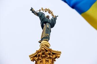 1238561803 KYIV, UKRAINE - FEBRUARY 16, 2022 - A Ukrainian flies before the Independence Monument in Maidan Nezalezhnosti (Independence Square) on the Day of Unity, Kyiv, capital of Ukraine. On February 14, President of Ukraine Volodymyr Zelenskyy declared February 16, 2022, the Day of Unity in order to strengthen the consolidation of Ukrainian society, strengthen its resilience in the face of growing hybrid threats. (Photo credit should read Anatolii Siryk/ Ukrinform/Future Publishing via Getty Images)