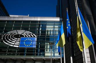 epa09791590 Ukrainian flags are hoisted along the Flag of Europe to show solidarity with Ukraine over the Russian aggression, in front of the European Parliament in Brussels, Belgium, 28 February 2022. EU defense ministers are meeting via video conference on 28 February to discuss the latest situation on the ground in Ukraine, following Russia's military invasion.  EPA/STEPHANIE LECOCQ