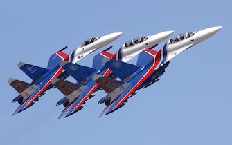 AIR SHOW OF THE ACROBATIC PATROL OF THE RUSSIAN KNIGHTS, SUKHOI SU-27 (ZHukovskij - 2005-08-21, Photoxpress.biz) ps the photo can be used in respect of the context in which it was taken, and without the defamatory intent of decorum of the people represented