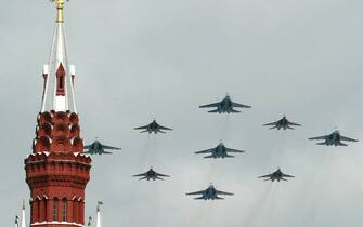 ESIBIZIONE AEREA DELLA PATTUGLIA ACROBATICA DEI CAVALIERI RUSSI, SU CACCIA SUKHOI SU-27 (Moscow - 2005-05-09, Photoxpress.biz) p.s. la foto e' utilizzabile nel rispetto del contesto in cui e' stata scattata, e senza intento diffamatorio del decoro delle persone rappresentate