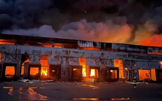 L'incendio che si è sviluppato in un magazzino di prodotti congelati a seguito dei bombardamenti nel distretto di aprile Brovary, 12 marzo 2022. ANSA/ PROTEZIONE CIVILE UCRAINA ++HO - NO SALES EDITORIAL USE ONLY++