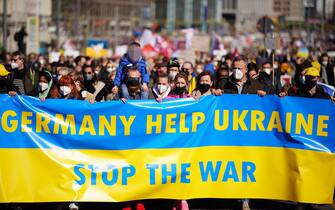 epa09820800 Participants in a peace rally in support of Ukraine in Berlin, Germany, 13 March 2022. Russian troops entered Ukraine on 24 February prompting the country's president to declare martial law and triggering a series of announcements by Western leaders to impose severe economic sanctions on Russia.  EPA/CLEMENS BILAN