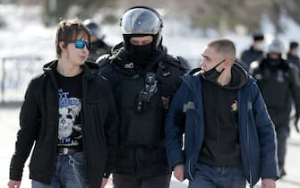 Due giovani protestano in Russia contro la guerra in Ucraina