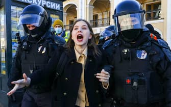 Una ragazza protesta in Russia contro la guerra in Ucraina