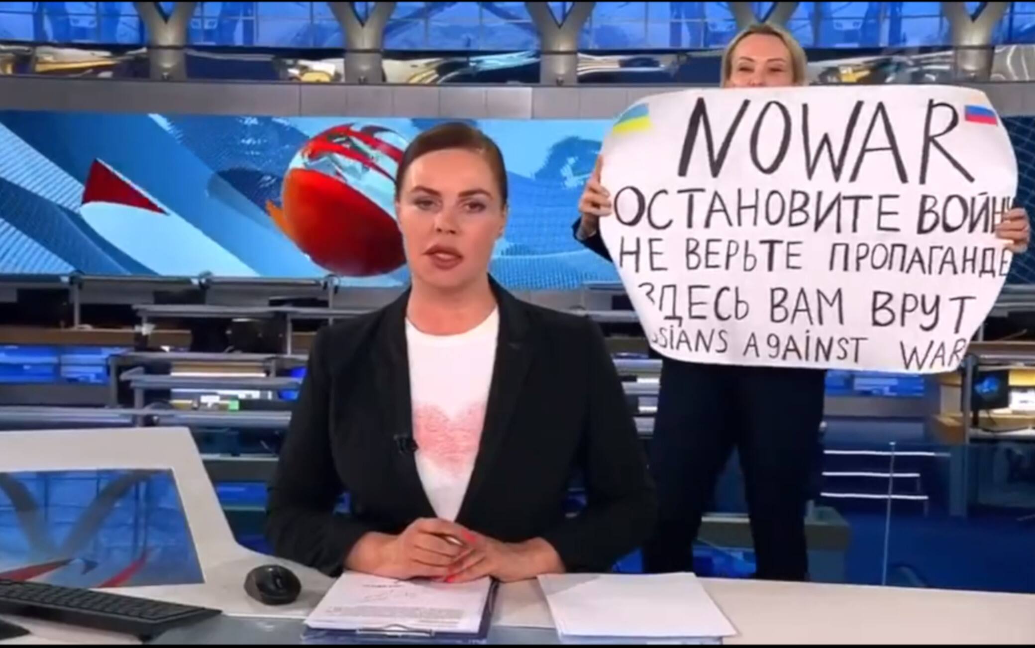 La protesta in tv della giornalista russa Ovsyannikova