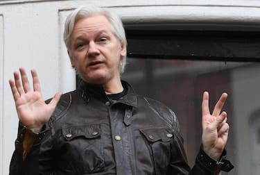 epa07498371 (FILE) - Wikileaks founder Julian Assange speaks to reporters on the balcony of the Ecuadorian Embassy in London, Britain, 19 May 2017 (reissued 11 April 2019). Reports state on 11 April 2019 that Wikileaks founder Julian Assange was arrested at the Ecuadorian Embassy in London. Assange claimed political asylum in the embassy in June 2012 after he was accused of rape and sexual assault against women in Sweden.  EPA/FACUNDO ARRIZABALAGA *** Local Caption *** 55004940