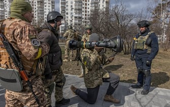 epa09812901 A member of the Territorial Defense Forces learns how to use a Javelin missile during a training session, in Kyiv (Kiev), Ukraine, 09 March 2022. According to the National Guard of Ukraine statistics, 100,000 Ukrainians have joined the Territorial Defense Force since the beginning of the Russian invasion of Ukraine.  EPA/ROMAN PILIPEY