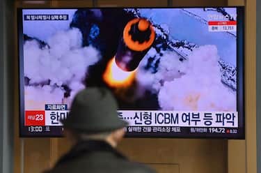 People watch a television screen showing a news broadcast with file footage of a North Korean missile test, at a railway station in Seoul on March 16, 2022, after North Korea fired an "unidentified projectile" but appeared to have immediately failed according to the South's military. (Photo by Jung Yeon-je / AFP) (Photo by JUNG YEON-JE/AFP via Getty Images)