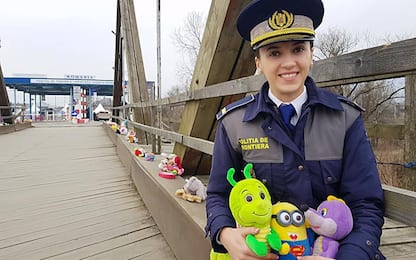 Romania, il ponte di peluche che accoglie i bimbi in fuga dall’Ucraina