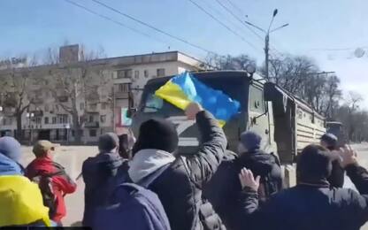 Ucraina, a Kherson folla costringe convoglio russo a ritirarsi. VIDEO