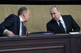 epa05796798 Russian President Vladimir Putin (R) speaks with Alexander Bortnikov (L), Director of the FSB (Federal Security Service), during the FSB board meeting in Moscow, Russia, 16 February 2017. Putin called the Russian intelligence service FSB to block terrorist groups' activities and cut their financial support.  EPA / MICHAEL KLIMENTYEV / SPUTNIK / KREMLIN POOL MANDATORY CREDIT