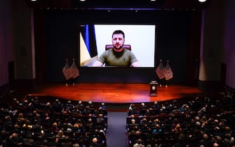 epa09828854 Ukraine's President Volodymyr Zelensky (on screen) delivers a video address to senators and members of the House of Representatives gathered in the Capitol Visitor Center Congressional Auditorium at the US Capitol in Washington, USA, 16 March 2022. EPA / SCOTT APPLEWHITE / POOL
