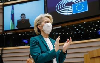 epa09793673 EU Commission President Ursula von Der Leyen claps as Ukrainian President Volodymyr Zelensky appears on large screens via video conference to address members of the European Parliament during an extraordinary Plenary session debating on the 'Russian aggression against Ukraine' at the European Parliament in Brussels, Belgium, 01 March 2022. MEPs will debate 'Russia's invasion of Ukraine' and vote on a related resolution.  EPA/STEPHANIE LECOCQ
