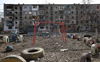 MARIUPOL, UKRAINE - MARCH 20, 2022: A view of an apartment building damaged by shelling in the embattled city. Tensions started heating up in Donbass on February 17, with the Donetsk and Lugansk People's Republics reporting the most intense shellfire from Ukraine in months. Early on February 24, President Putin announced the start of a special military operation by the Russian Armed Forces in response to appeals for help from the leaders of both republics. Mikhail Tereshchenko/TASS/Sipa USA