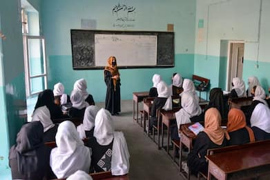 Afghanistan, i talebani richiudono le scuole secondarie femminili