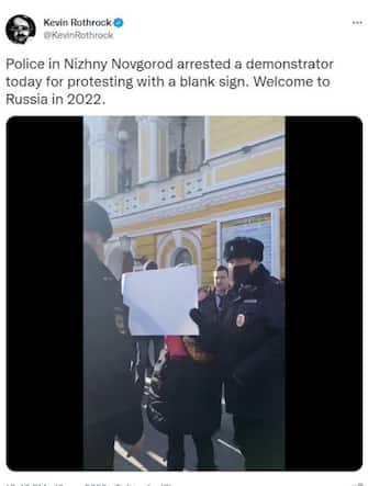 L'arresto di una manifestante russa contro la guerra in Ucraina