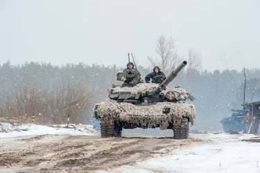 TOPSHOT - Ukrainian Military Forces servicemen of the 92nd mechanized brigade use tanks, self-propelled guns and other armored vehicles to conduct live-fire exercises near the town of Chuguev, in Kharkiv region, on February 10, 2022. - Russia's deployment for a military exercise in Belarus and on the borders of Ukraine marks a "dangerous moment" for European security, NATO's chief said on February 10, 2022. (Photo by Sergey BOBOK / AFP) (Photo by SERGEY BOBOK/AFP via Getty Images)