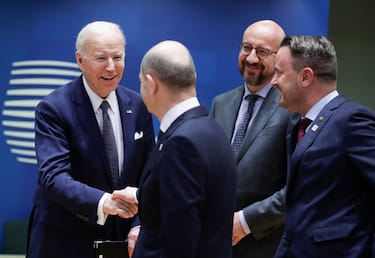 epa09847370 German Chancellor Olaf Scholz (2-L), US President Joe Biden (L), Europen Council President Charles Michel (2-R) and Luxembourg's Prime Minister Xavier Bettel (R) at the start of European Council Summit in Brussels, Belgium, 24 March 2022. The European Council summit starts with the participation of US President Joe Biden to address Russia's ongoing military aggression against Ukraine. After that, Head of states will continue discussions on how best to support Ukraine in these dramatic circumstances.  EPA/OLIVIER HOSLET