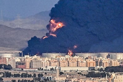 Missili dallo Yemen, maxi incendio a Jeddah alla vigilia della F1