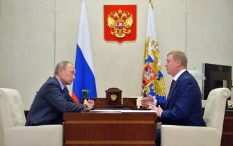 epa05621152 Russian President Vladimir Putin (L) and Chairman of the Executive Board of the  RUSNANO Corporation, Anatoly Chubais (R) meet at the Novo-Ogaryovo residence outside Moscow, Russia, 07 November 2016. The meeting was to discuss the corporation's work and nano-industry development prospects.  EPA/ALEXEI DRUZHININ / SPUTNIK / KREMLIN POOL MANDATORY CREDIT