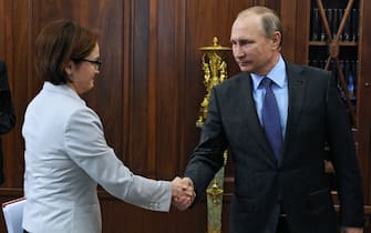 epa05537964 Russian President Vladimir Putin (R) meets with Governor of the Russian Central Bank, Elvira Nabiullina (L) in Moscow, Russia 13 September 2016. Nabiullina informed Putin on the banking sector's situtation ahead of the policy settings of the Central Bank to be held on 16 September.  EPA/MIKHAIL KLIMENTYEV / SPUTNIK/ KR MANDATORY CREDIT