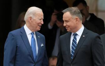 epaselect epa09850757 Polish President Andrzej Duda (R) and US President Joe Biden (L) during an official welcome ceremony at the Presidential Palace in Warsaw, Poland, 26 March 2022. US President Biden arrived in Poland for a two-days visit during which he is scheduled to hold talks with his Polish counterpart and make an address at the Royal Castle in Warsaw. Biden is coming to Poland straight from Brussels, where he attended an extraordinary Nato summit, a European Council meeting and a G7 summit on 24 March.  EPA/Marcin Obara POLAND OUT