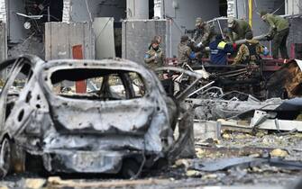 I resti di auto ed edifici dopo un attacco russo