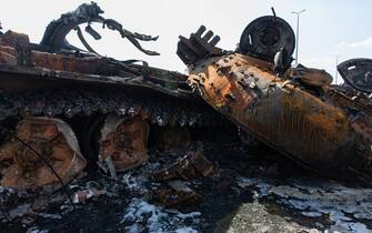 KALYNIVKA, KYIV, UKRAINE - 2022/03/25: The destroyed Russian T-72 battle tank is seen in Kyiv Oblast. Day 29 of the Russia-Ukraine war, Ukraine continues the defence of its capital Kyiv from Russia attack. Ukraine Ministry Defense claimed they had destroyed 561 Russian tanks. NATO says Russia may have lost 15,000 troops in just a month of the war. (Photo by Alex Chan Tsz Yuk/SOPA Images/LightRocket via Getty Images)