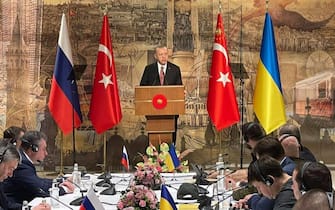 Un post tratto dal profilo Twitter di TPYXA: Il presidente della Turchia Recep Tayyip Erdogan "Continuare la guerra non gioverà a nessuno. Ristabilire la pace andrà a beneficio dei vostri paesi e di tutti gli altri. Voi, come delegazioni, avete la responsabilità storica delle decisioni prese oggi", ha affermato il Presidente
La Turchia all'apertura del round di colloqui di Istanbul tra Ucraina e Russia.
+++ATTENZIONE LA FOTO NON PUO' ESSERE PUBBLICATA O RIPRODOTTA SENZA L'AUTORIZZAZIONE DELLA FONTE DI ORIGINE CUI SI RINVIA+++