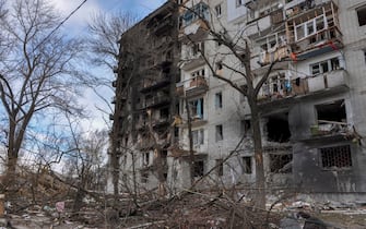epa09855168 A destroyed building is seen after shelling in Chernihiv, Ukraine, 27 March 2022 (made available on 28 March 2022).  Residential buildings and civilian infrastructure has been hit by Russian airstrikes.  On 24 February, Russian troops had entered Ukrainian territory in what the Russian president declared a 'special military operation', resulting in fighting and destruction in the country, a huge flow of refugees, and multiple sanctions against Russia.  EPA / NATALIIA DUBROVSKA