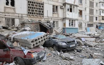 MARIUPOL, UKRAINE - MARCH 27: A view of destroyed buildings and vehicles after shelling in the Ukrainian city of Mariupol under the control of Russian military and pro-Russian separatists, on March 27, 2022. (Photo by Leon Klein/Anadolu Agency via Getty Images)