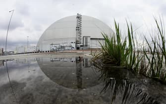 epaselect epa09781709 (FILE) - New Safe Confinement covering the 4th block of Chernobyl Nuclear power plant in Chernobyl, Ukraine, 15 April 2021 (Reissued 24 February 2022). Ukrainian President Volodymyr Zelenskyy tweeted on 24 February that Russian forces are attempting to seize control of the Chernobyl nuclear power plant.  EPA/OLEG PETRASYUK *** Local Caption *** 56828889