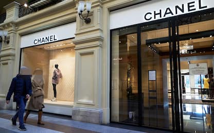 Le influencer russe protestano, borse Chanel fatte a pezzi sui social