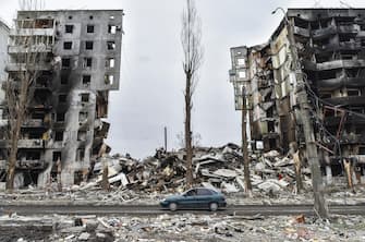 epaselect epa09872682 Destroyed apartment block on the central street in the city of Borodyanka near Kyiv (Kiev), Ukraine, 05 April 2022. On 24 February, Russian troops had entered Ukrainian territory in what the Russian president declared a 'special military operation', resulting in fighting and destruction in the country, a huge flow of refugees, and multiple sanctions against Russia.  EPA/OLEG PETRASYUK