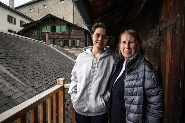 Marta Albertini con l'ucraina Anastasia Sheludko nella casa in Svizzera