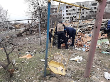 Un'immagine dopo i bombordamenti a Borodyanka, 5 aprile 2022. ANSA/LORENZO ATTIANESE
