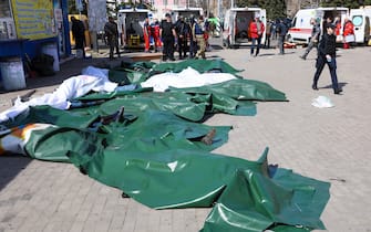 EDITORS NOTE: Graphic content / Casualties covered in tarpaulin are lied out on the platform in the aftermath of a rocket attack on the railway station in the eastern city of Kramatorsk, in the Donbass region on April 8, 2022. - More than 30 people were killed and over 100 injured in a rocket attack on a train station in Kramatorsk in eastern Ukraine on Friday, the head of the national railway company said. (Photo by Anatolii STEPANOV / AFP) (Photo by ANATOLII STEPANOV/AFP via Getty Images)