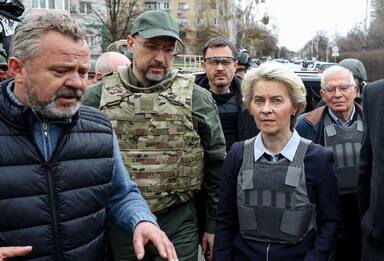 Ucraina, Von der Leyen a Bucha: "Sconvolta per attacco a Kramatorsk"